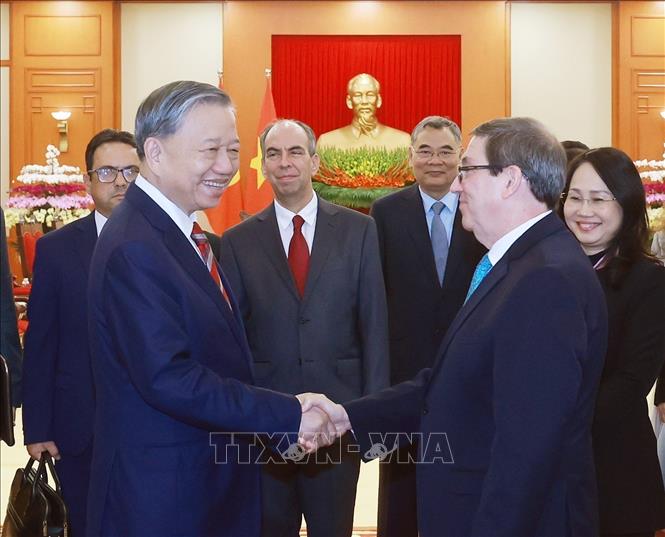 Party General Secretary To Lam receives Cuba's Politburo member and Minister of Foreign Affairs Bruno Rodriguez Parrilla. VNA Photo: Thống Nhất 