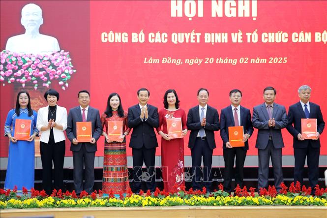 Giám đốc của 6 sở mới được thành lập trên cở sở hợp nhất 11 sở ngành nhận Quyết định bổ nhiệm. Ảnh: Chu Quốc Hùng-TTXVN