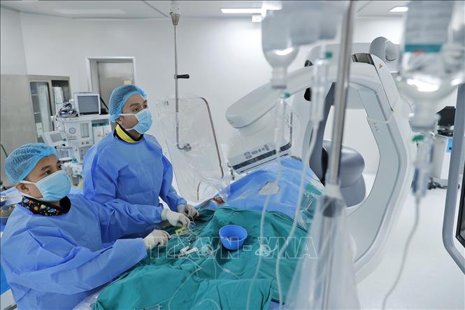 Robot Artis Pheno giúp cải thiện tốc độ quét cơ thể người nhanh hơn 15% để đưa ra chẩn đoán sớm ngay trên bàn can thiệp, giúp bác sĩ quan sát tường tận hệ mạch và đưa ra các gợi ý về lộ trình can thiệp mạch phù hợp, từ đó can thiệp mạch chính xác. Ảnh: Minh Quyết - TTXVN