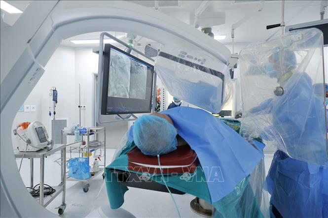 Sự kết hợp giữa Robot và trí tuệ nhân tạo (AI) đã mang đến thay đổi ngoạn mục trong việc chẩn đoán và điều trị bệnh lý mạch máu. Ảnh: Minh Quyết - TTXVN
