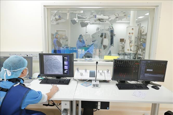 Sự kết hợp giữa Robot và trí tuệ nhân tạo (AI) đã mang đến thay đổi ngoạn mục trong việc chẩn đoán và điều trị bệnh lý mạch máu. Ảnh: Minh Quyết - TTXVN