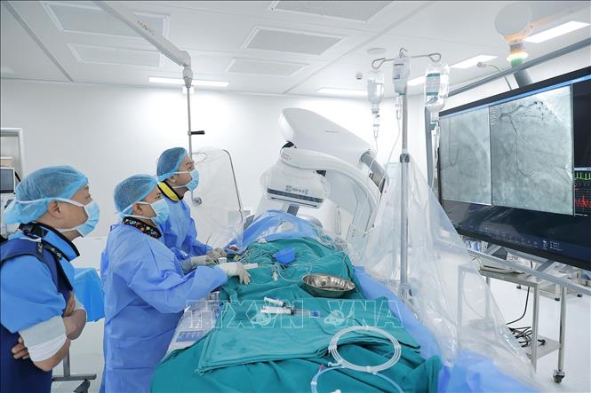 Robot Artis Pheno chụp mạch, tích hợp AI giúp hướng dẫn tắc mạch thông minh. Ảnh: Minh Quyết - TTXVN