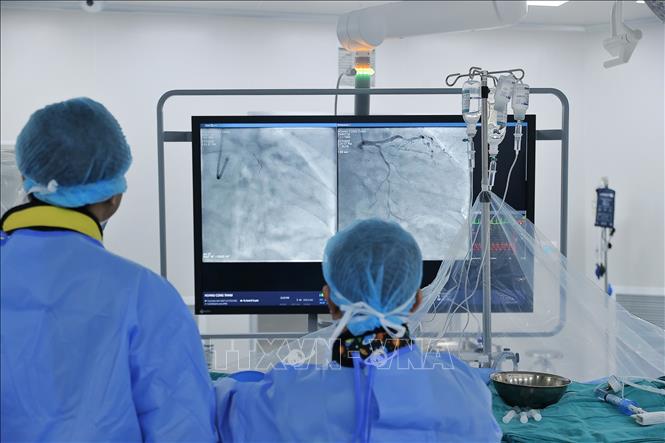Robot Artis Pheno chụp mạch, tích hợp AI giúp hướng dẫn tắc mạch thông minh. Ảnh: Minh Quyết - TTXVN
