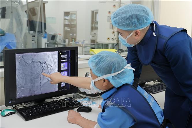 Sự kết hợp giữa Robot và trí tuệ nhân tạo (AI) đã mang đến thay đổi ngoạn mục trong việc chẩn đoán và điều trị bệnh lý mạch máu. Ảnh: Minh Quyết - TTXVN