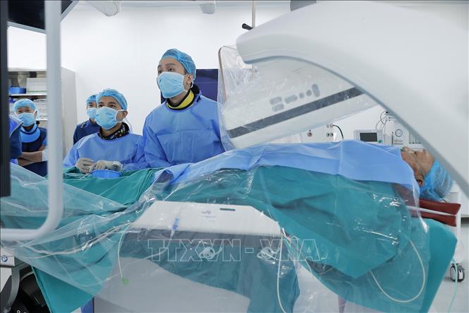Robot Artis Pheno chụp toàn bộ hệ mạch chi dưới, đồng thời đo độ dài tổn thương trực tiếp trong lòng mạch máu, hỗ trợ bác sĩ chọn chính xác kích thước stent. Ảnh: Minh Quyết - TTXVN