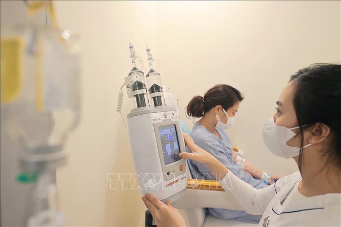Nhân viên y tế chuẩn bị thuốc cản quang chuẩn bị chụp X quang cho bệnh nhân. Ảnh: Minh Quyết – TTXVN