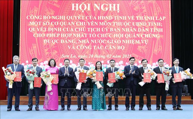 Lãnh đạo tỉnh Sơn La trao quyết định, tặng hoa chúc mừng tân giám đốc một số sở mới thành lập. Ảnh: Nguyễn Cường - TTXVN
