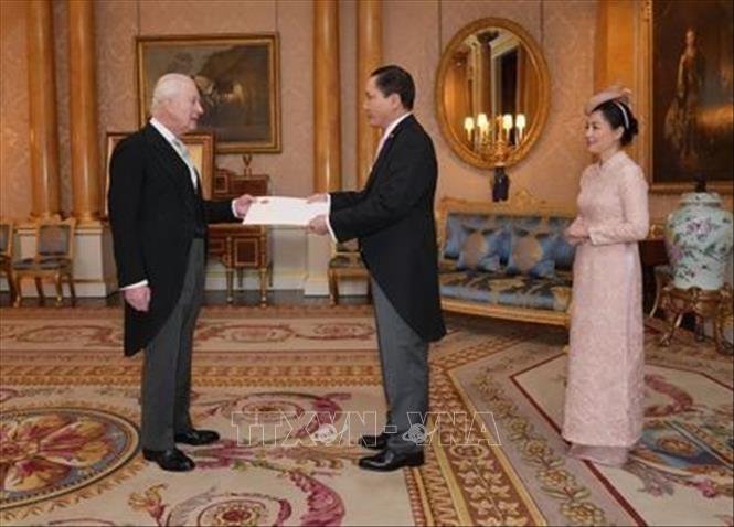 Đại sứ Đỗ Minh Hùng và phu nhân tiếp kiến và trình Quốc thư lên nhà vua Charles Đệ Tam tại Cung điện Buckingham. Ảnh: TTXVN phát