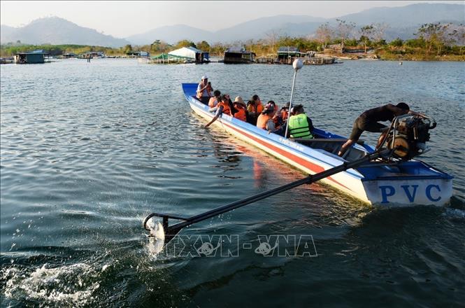 Tourists take boat trips on the Se San reservoir. VNA Photo: Khoa Chương