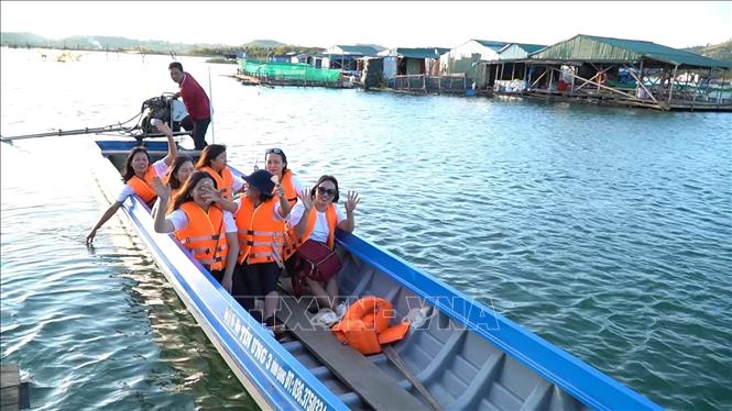 Tourists take boat trips on the Se San reservoir. VNA Photo: Khoa Chương