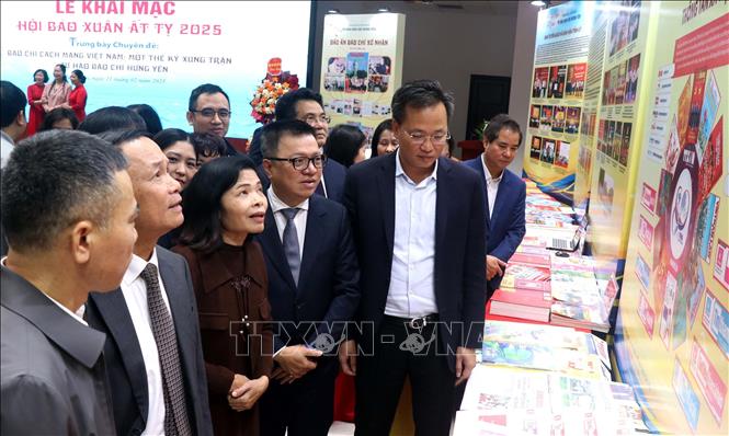 Các đại biểu tham quan các gian trưng bày Hội báo Xuân tỉnh Hưng Yên năm 2025. Ảnh: Đinh Văn Nhiều-TTXVN