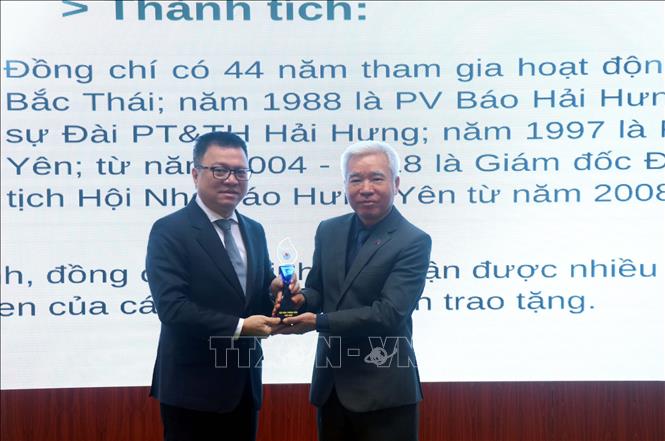 Chủ tịch Hội Nhà báo Việt Nam Lê Quốc Minh vinh danh hội viên tiêu biểu. Ảnh: Đinh Văn Nhiều-TTXVN