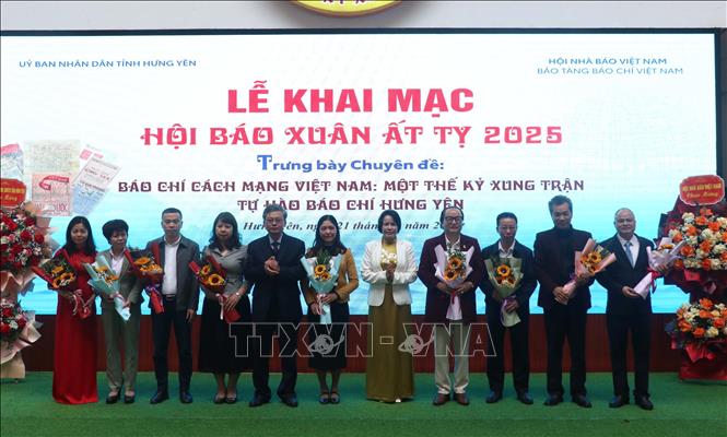 Ban Tổ chức chúc mừng các đơn vị tham dự Hội báo Xuân. Ảnh: Đinh Văn Nhiều-TTXVN