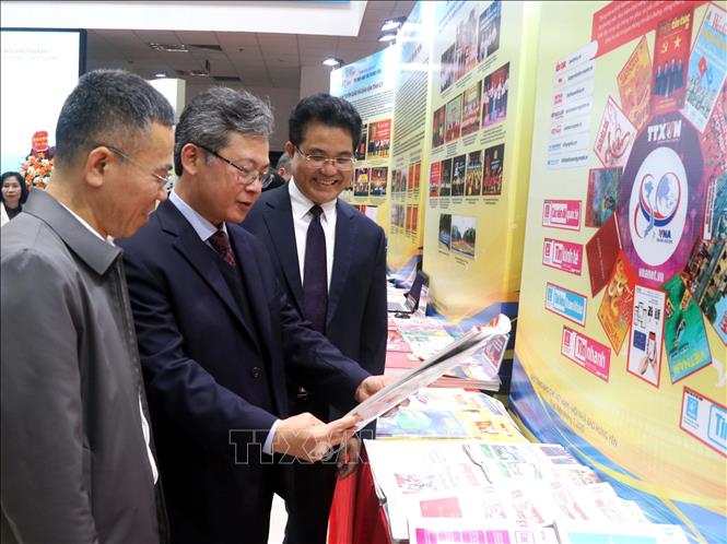 Các đại biểu tham quan các gian trưng bày của TTXVN tại Hội báo Xuân tỉnh Hưng Yên năm 2025. Ảnh: Đinh Văn Nhiều-TTXVN