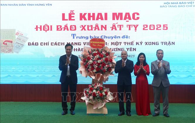 Bí thư Tỉnh ủy Hưng Yên Nguyễn Hữu Nghĩa (trái) tặng hoa chúc mừng Hội báo Xuân. Ảnh: Đinh Văn Nhiều - TTXVN