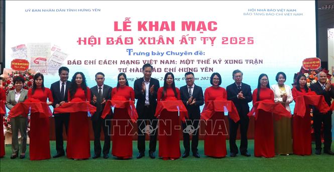 Các đại biểu cắt băng khai mạc Hội báo Xuân tỉnh Hưng Yên năm 2025. Ảnh: Đinh Văn Nhiều - TTXVN