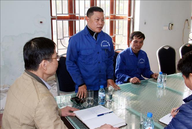 Đảng viên Nguyễn Huy Quang, Công ty cổ phần Dây lưới thép Nam Định (thành phố Nam Định), phát biểu tại cuộc họp công ty. Ảnh: Nguyễn Lành - TTXVN 