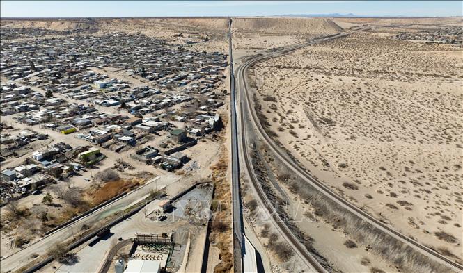 Một phần bức tường biên giới Mỹ - Mexico, tại Ciudad Juarez, Mexico. Ảnh: THX/TTXVN