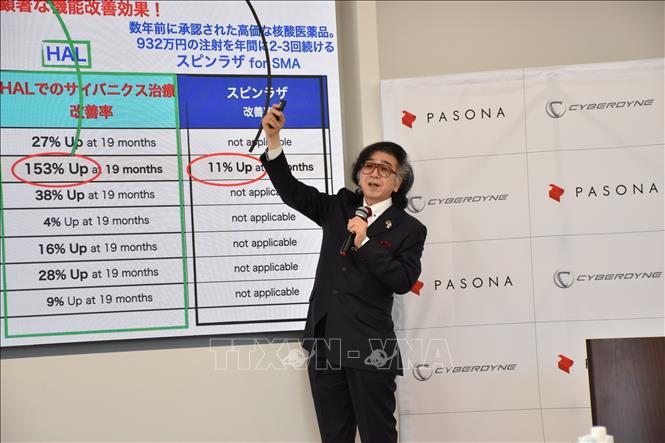 Giáo sư Yoshiyuki Sankai, đang giới thiệu nghiên cứu khoa học CYBERDYNE. Ảnh: Xuân Giao - Pv TTXVN tại Nhật Bản