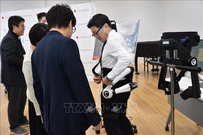 CYBERDYNE giới thiệu robot thế hệ mới nhất hỗ trợ hoạt động các chi - HAL (Hybrid Assistive Limb). Ảnh: Nguyễn Tuyến - Pv TTXVN tại Nhật Bản