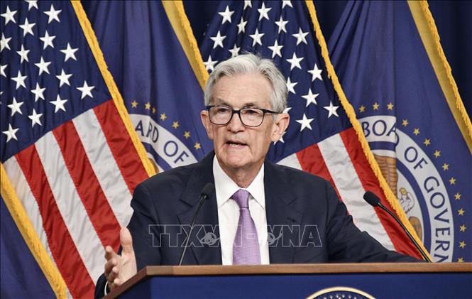 Ngày 19/2/2025, Cục Dự trữ Liên bang (FED) đã công bố biên bản cuộc họp tháng 1/2025, trong đó nhiều quan chức FED lưu ý cơ quan này có thể giữ lãi suất chính sách ở mức hạn chế nếu nền kinh tế vẫn mạnh và lạm phát vẫn ở mức cao. Ảnh: Chủ tịch FED Jerome Powell trong cuộc họp báo về lãi suất cơ bản tại Washington DC. Ảnh: Kyodo/TTXVN  