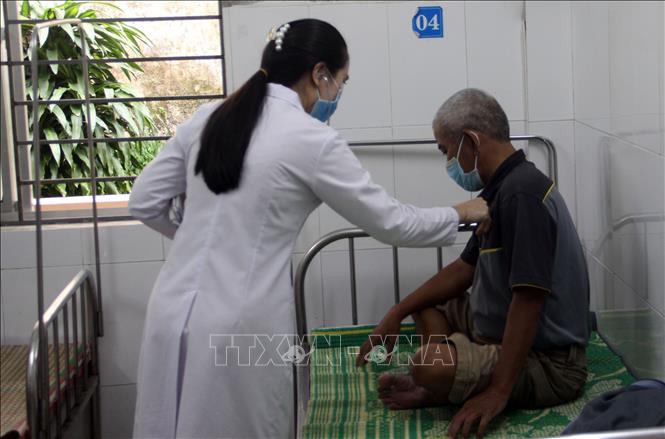 Bác sỹ Trung tâm y tế thành phố Tam Kỳ thăm khám cho bệnh nhân. Ảnh: Trịnh Bang Nhiệm - TTXVN 