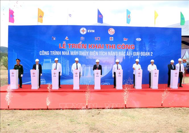 Các đại biểu thực hiện nghi thức phát lệnh thi công dự án Nhà máy Thủy điện tích năng Bác Ái. Ảnh: Công Thử - TTXVN