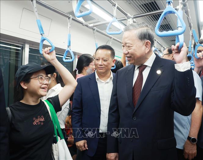 Tổng Bí thư Tô Lâm đi tàu Metro số 1 Bến Thành - Suối Tiên và trò chuyện với người dân. Ảnh: Thống Nhất – TTXVN