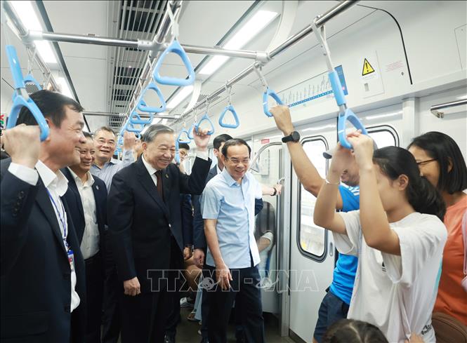 Tổng Bí thư Tô Lâm đi tàu Metro số 1 Bến Thành - Suối Tiên và trò chuyện với người dân. Ảnh: Thống Nhất – TTXVN