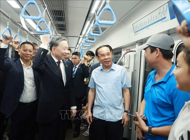 Tổng Bí thư Tô Lâm đi tàu Metro số 1 Bến Thành - Suối Tiên và trò chuyện với người dân. Ảnh: Thống Nhất – TTXVN