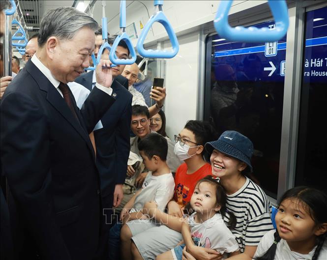 Tổng Bí thư Tô Lâm đi tàu Metro số 1 Bến Thành - Suối Tiên và trò chuyện với người dân. Ảnh: Thống Nhất – TTXVN