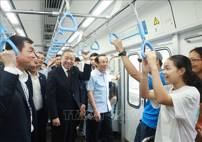 Tổng Bí thư Tô Lâm đi tàu Metro số 1 Bến Thành - Suối Tiên và trò chuyện với người dân. Ảnh: Thống Nhất – TTXVN