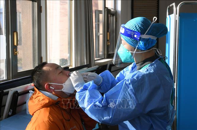 Nhân viên y tế xịt vacine phòng COVID-19 cho người dân tại Bắc Kinh, Trung Quốc ngày 17/12/2022. Ảnh: THX/TTXVN