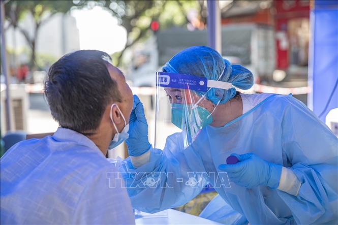 Nhân viên y tế lấy mẫu xét nghiệm COVID-19 tại Trùng Khánh, Trung Quốc ngày 24/8/2022. Ảnh: THX/TTXVN