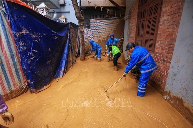 Khu vực bùn phun trào được quây lại từng chỗ để xe hút đến hút (ảnh chụp chiều 22/2). Ảnh: Tuấn Anh - TTXVN 