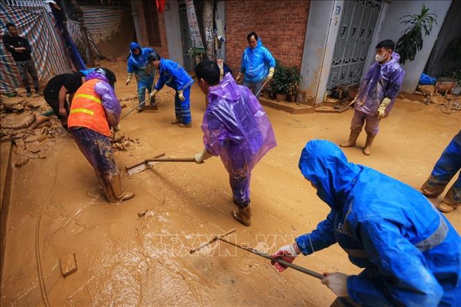 Khẩn trương dọn dẹp sau sự cố phun trào bùn nhão (ảnh chụp chiều 22/2). Ảnh: Tuấn Anh - TTXVN 