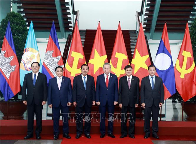 Tổng Bí thư Tô Lâm, Chủ tịch Đảng Nhân dân Campuchia, Chủ tịch Thượng viện Campuchia Hun Sen, Tổng Bí thư Đảng Nhân dân Cách mạng Lào, Chủ tịch nước Lào Thongloun Sisoulith, Thủ tướng Phạm Minh Chính, Thủ tướng Campuchia Hun Manet và Thủ tướng Lào Sonexay Siphandone chụp ảnh chung. Ảnh: Thống Nhất – TTXVN