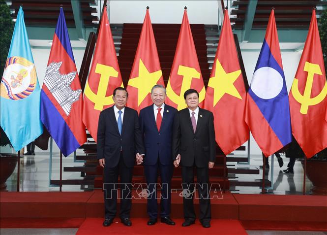 Tổng Bí thư Tô Lâm, Chủ tịch Đảng Nhân dân Campuchia, Chủ tịch Thượng viện Campuchia Hun Sen và Tổng Bí thư Đảng Nhân dân Cách mạng Lào, Chủ tịch nước Lào Thongloun Sisoulith chụp ảnh chung. Ảnh: Thống Nhất – TTXVN