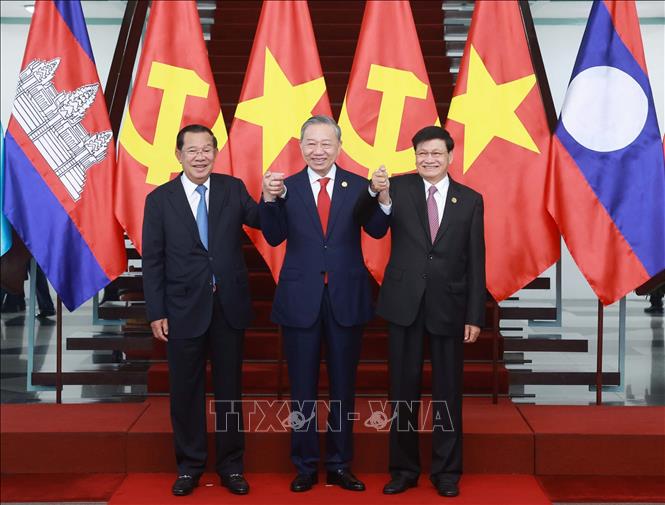 Tổng Bí thư Tô Lâm, Chủ tịch Đảng Nhân dân Campuchia, Chủ tịch Thượng viện Campuchia Hun Sen và Tổng Bí thư Đảng Nhân dân Cách mạng Lào, Chủ tịch nước Lào Thongloun Sisoulith chụp ảnh chung. Ảnh: Thống Nhất – TTXVN