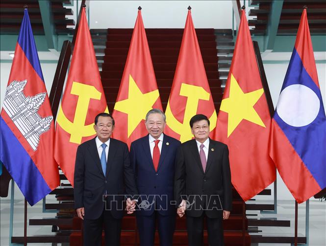 Tổng Bí thư Tô Lâm, Chủ tịch Đảng Nhân dân Campuchia, Chủ tịch Thượng viện Campuchia Hun Sen và Tổng Bí thư Đảng Nhân dân Cách mạng Lào, Chủ tịch nước Lào Thongloun Sisoulith chụp ảnh chung. Ảnh: Thống Nhất – TTXVN