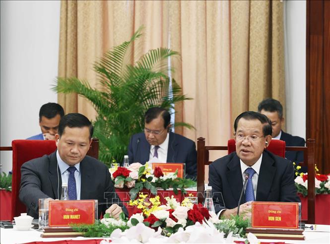Chủ tịch Đảng Nhân dân Campuchia, Chủ tịch Thượng viện Campuchia Hun Sen và Thủ tướng Campuchia Hun Manet tại cuộc gặp. Ảnh: Thống Nhất – TTXVN