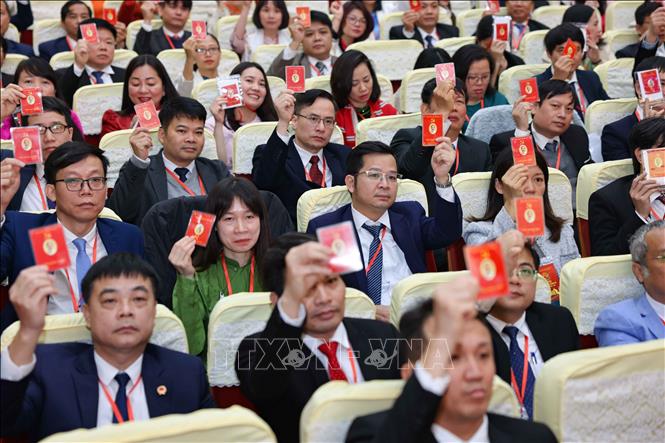 Đại biểu biểu quyết thông qua dự thảo Nghị quyết Đại hội. Ảnh: Thanh Tùng - TTXVN