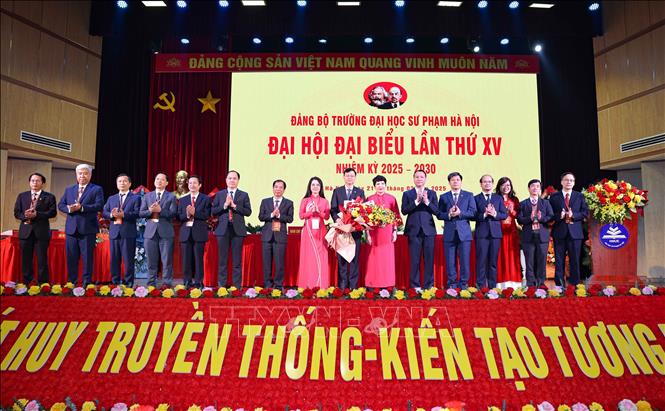 Ban Chấp hành Đảng bộ Trường Đại học Sư phạm Hà Nội khóa XV, nhiệm kỳ 2025-2030 gồm 15 ủy viên. Tại hội nghị lần thứ nhất, PGS.TS Nguyễn Văn Hiền, Bí thư Đảng ủy, Chủ tịch Hội đồng trường nhiệm kỳ 2020-2025 tiếp tục được bầu giữ chức Bí thư Đảng ủy Trường Đại học Sư phạm Hà Nội khóa XV. Ảnh: Thanh Tùng - TTXVN