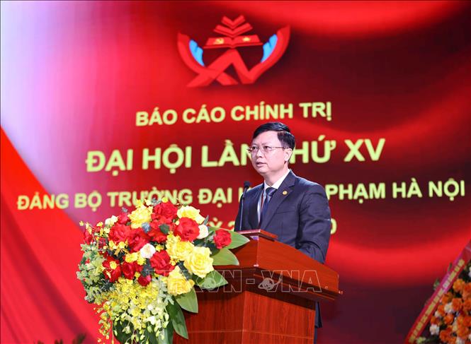 PGS.TS Nguyễn Văn Hiền, Bí thư Đảng ủy, Chủ tịch Hội đồng trường nhiệm kỳ 2020-2025 trình bày báo cáo chính trị của Ban Chấp hành Đảng bộ trường. Ảnh: Thanh Tùng - TTXVN