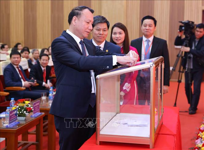 Đại biểu bỏ phiếu bầu Ban Chấp hành Đảng bộ Trường Đại học Sư phạm Hà Nội nhiệm kỳ 2025-2030. Ảnh: Thanh Tùng - TTXVN