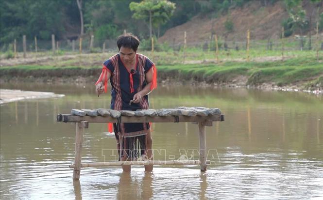 Nghệ nhân ưu tú A Huynh (huyện Sa Thầy, tỉnh Kon Tum) trình diễn nhạc cụ đàn đá, một loại nhạc cụ cổ xưa nhất của người dân tộc thiểu số. Ảnh: Khoa Chương - TTXVN