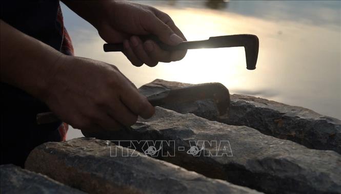 Đàn đá là một loại nhạc cụ cổ xưa nhất dần được “hồi sinh” và trở thành nhạc cụ không thể thiếu tại các dịp lễ lớn của người dân tộc thiểu số ở vùng Tây Nguyên. Ảnh: Khoa Chương