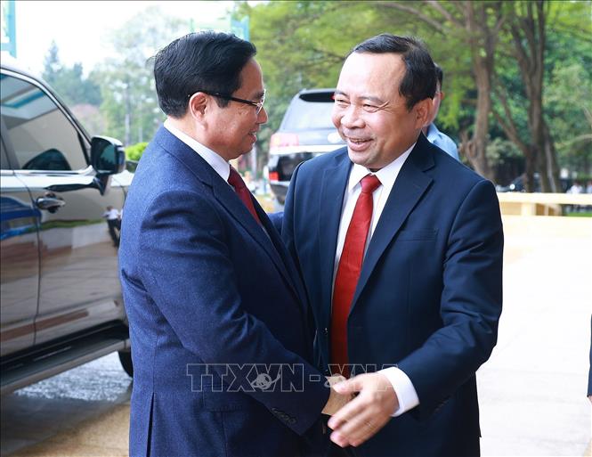 Phó Giáo sư, Tiến sĩ Vũ Hải Quân, Giám đốc Đại học Quốc gia Thành phố Hồ Chí Minh đón Thủ tướng Phạm Minh Chính đến dự Lễ kỷ niệm. Ảnh: Dương Giang-TTXVN
