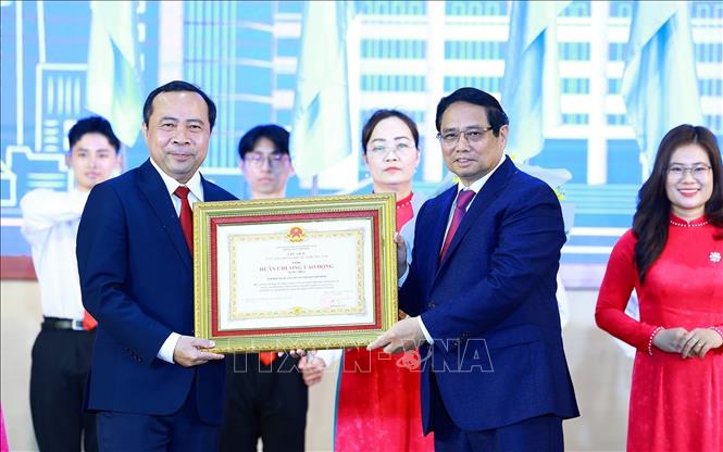 Thủ tướng Phạm Minh Chính trao Huân chương Lao động hạng Nhất của Chủ tịch nước tặng Đại học Quốc gia Thành phố Hồ Chí Minh. Ảnh: Dương Giang-TTXVN
