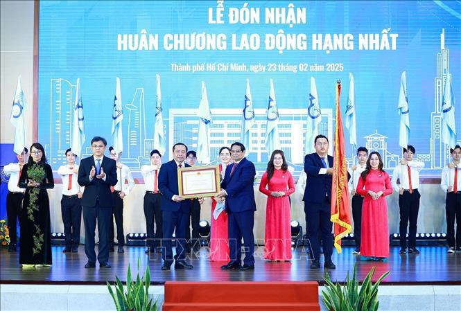 Thủ tướng Phạm Minh Chính trao Huân chương Lao động hạng Nhất của Chủ tịch nước tặng Đại học Quốc gia Thành phố Hồ Chí Minh. Ảnh: Dương Giang-TTXVN
